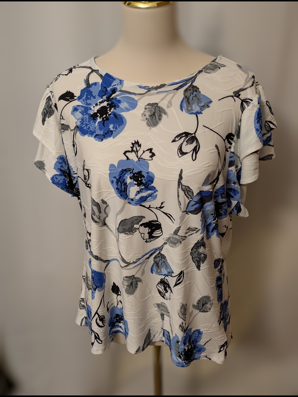 Emily Daniels Women's Floral Flutter Sleeve Top - Blue on White